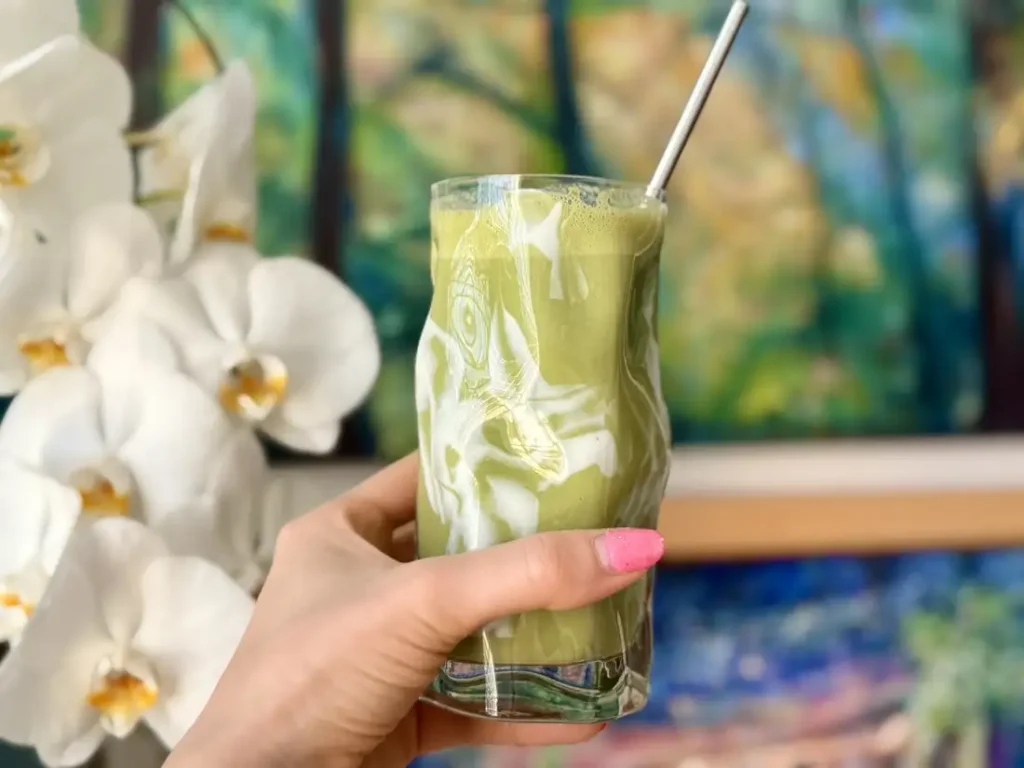 matcha smoothie, recept na matcha smoothie, matcha smoothie so špenátom a banánom, recept na raňajkovom smoothie s prírodným kofeínom, prirodzený energetický nápoj, domáce smoothie s matcha
