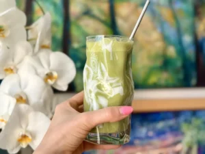 matcha smoothie, recept na matcha smoothie, matcha smoothie so špenátom a banánom, recept na raňajkovom smoothie s prírodným kofeínom, prirodzený energetický nápoj, domáce smoothie s matcha