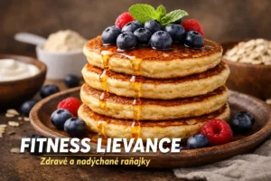 nadýchané fitness lievance s čučoriedkami a javorovým sirupom na drevenom tanieri, fitness lievance, zdravé lievance, lievance na chudnutie, proteínové lievance, zdravé raňajky, ovsené lievance, fit recept,